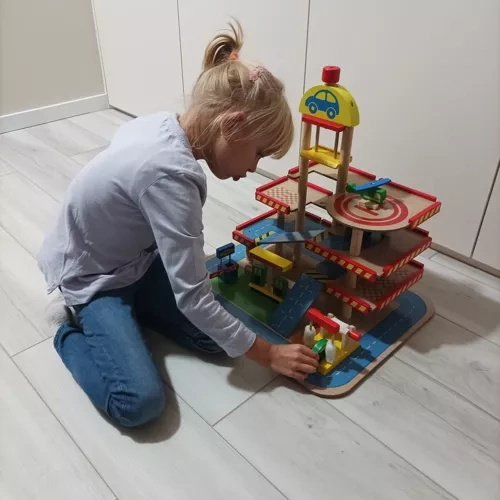 Parkeringsgarage i Trä – Bilgarage med Hiss, Helikopterplatta & 4 Bilar
